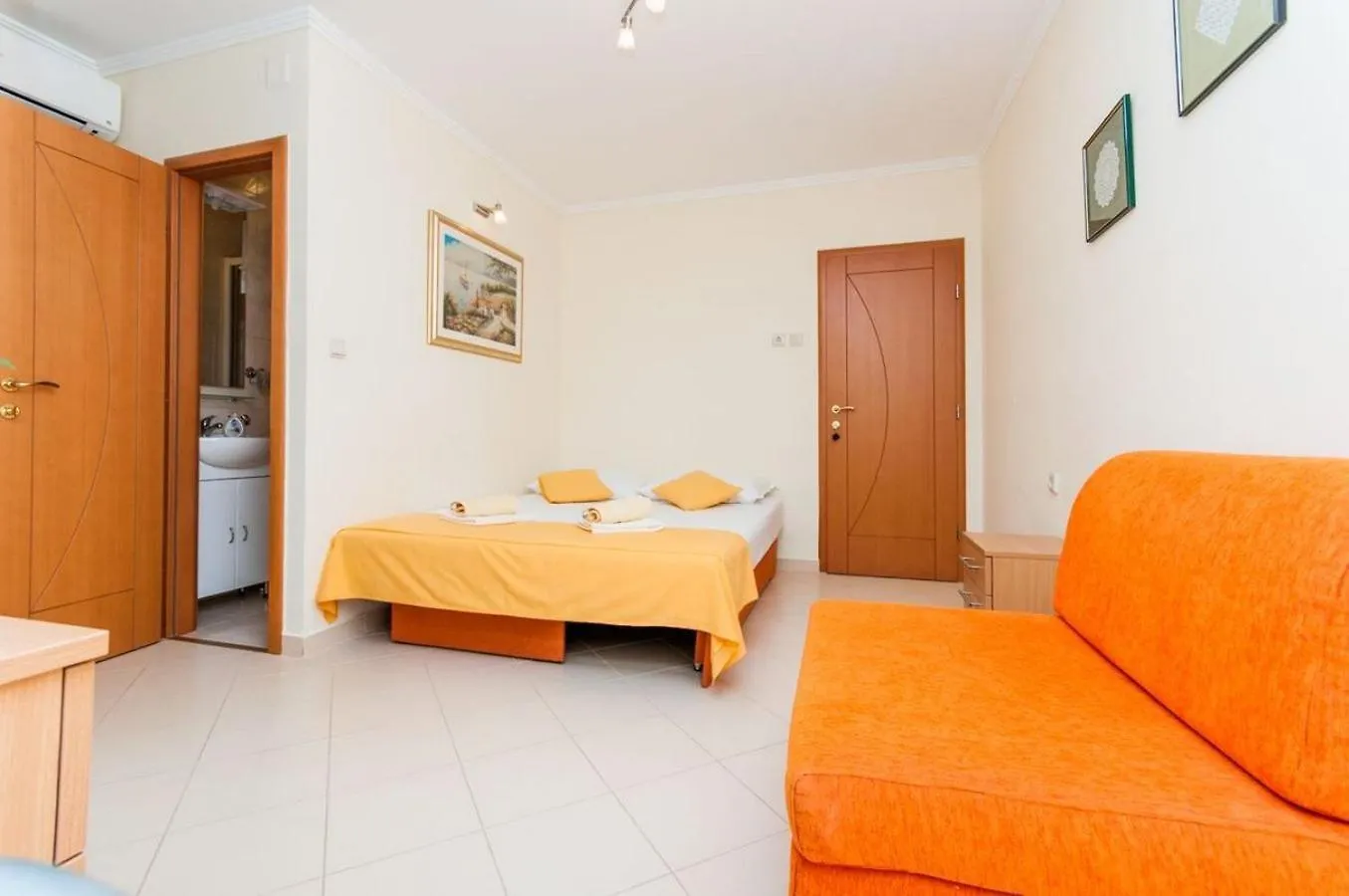 Apartments Ena Pag Town 0*,